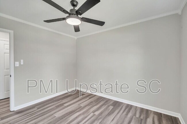 Building Photo - 120 Abbotsford Dr