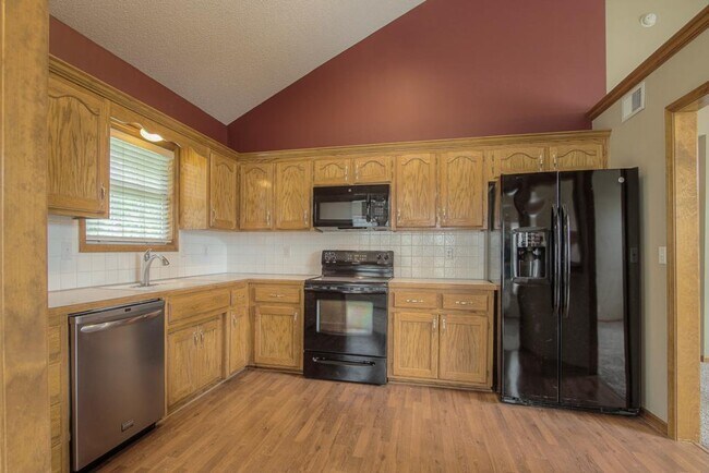 Building Photo - 612 NE Topaz Dr