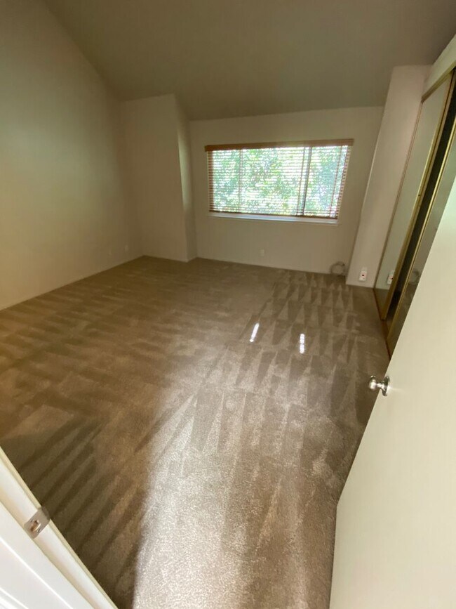 Building Photo - $4900-  Mountain View Townhouse-2 bedroom 2.5 bath.