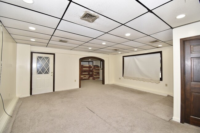 Building Photo - 582 Springfield St