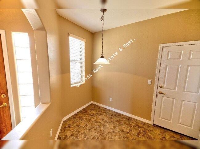 Building Photo - 606 W Woodfield Ct