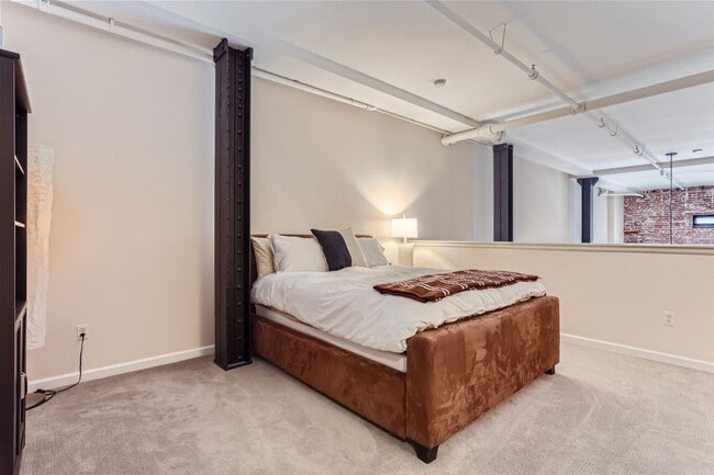 Building Photo - Stunning Downtown Loft w/23 ft. Ceilings -...