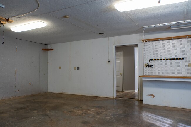 Building Photo - 4520 Ventura Dr