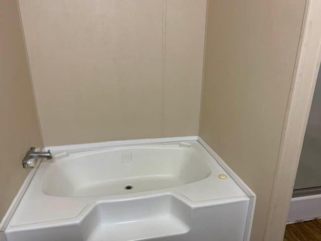 Building Photo - 3 bed 2 bath house