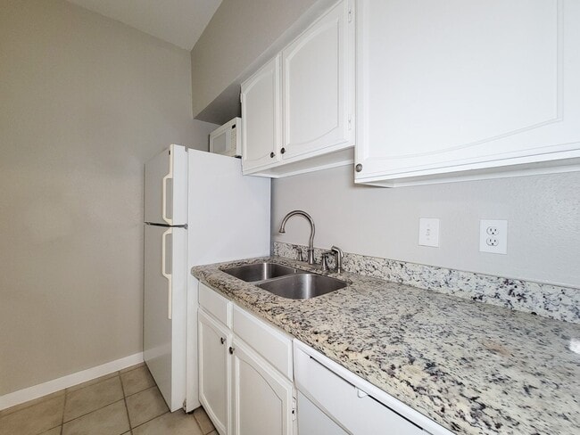 Building Photo - Prime Location in West University Area! First floor unit with open floor plan, tile floors throug...