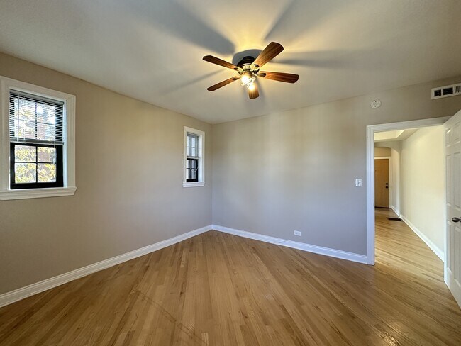 Building Photo - 901 Green Bay Rd