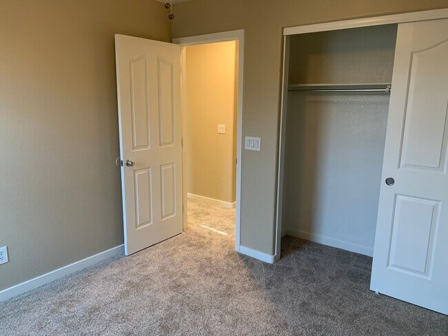 Building Photo - A gorgeous two story 3 bedroom 2.5 bath townhome