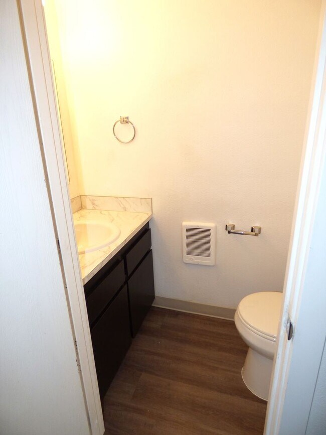 Building Photo - Rent Special: 1/2 Off May's Rent - 2 bed Townhome