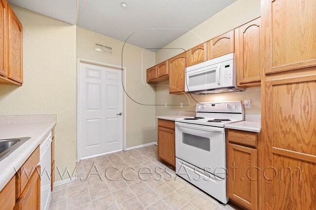 Building Photo - Serene 2-Bedroom/2 Bath Condo in Gated Mur...