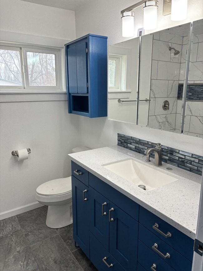 Building Photo - 901 E 800 N