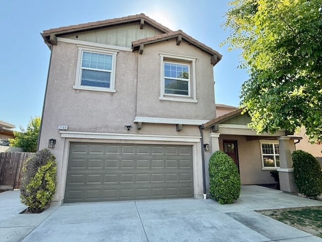 Primary Photo - Beautiful Spacious 5 Bedroom Home located ...