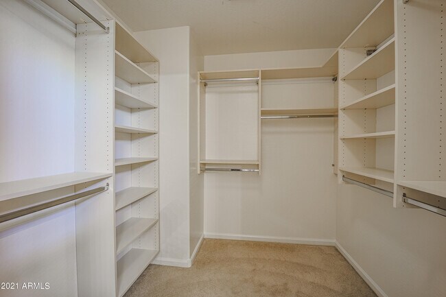 Building Photo - 10938 W Meadowbrook Ave