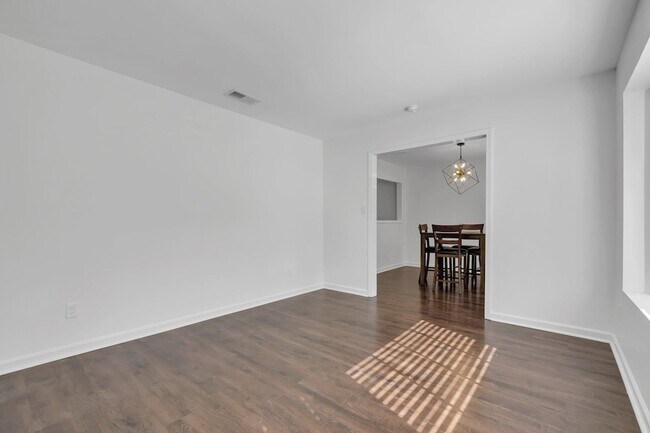 Building Photo - 890 Richardson Rd