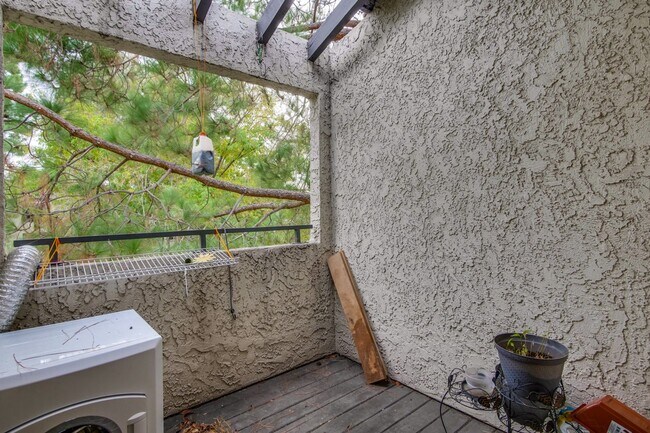 Building Photo - 1 Bed 1 Bath With Lots of Amenities!