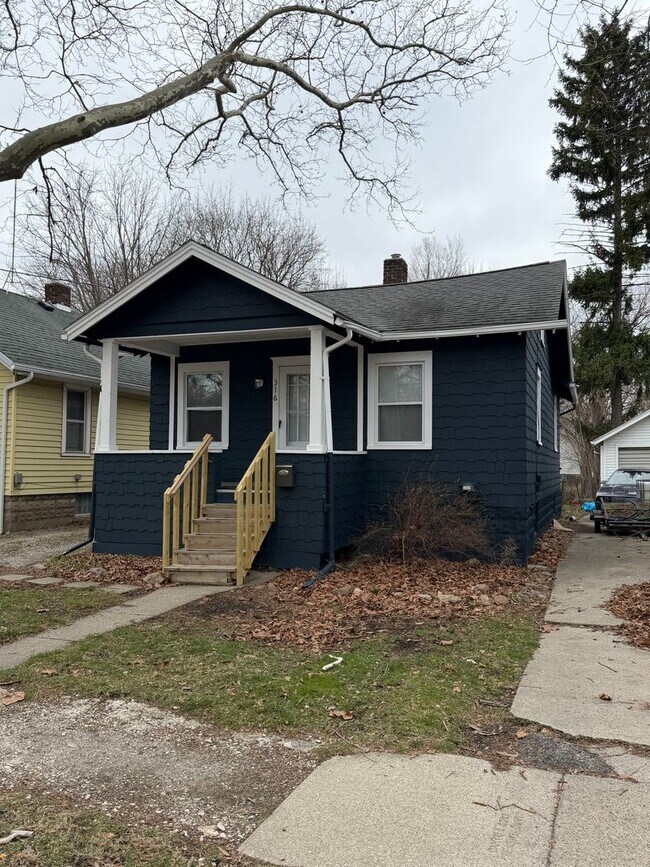Building Photo - 2 Bed / 1 Bath House for Rent — Lansing, MI