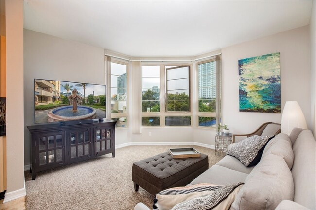 Building Photo - Beautifully Renovated 3Bed/2Bath Corner Un...