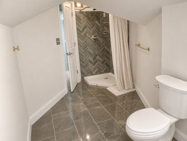 Building Photo - Available Stunning 5-Bedroom, 3-Bath Townhome with High-End Finishes