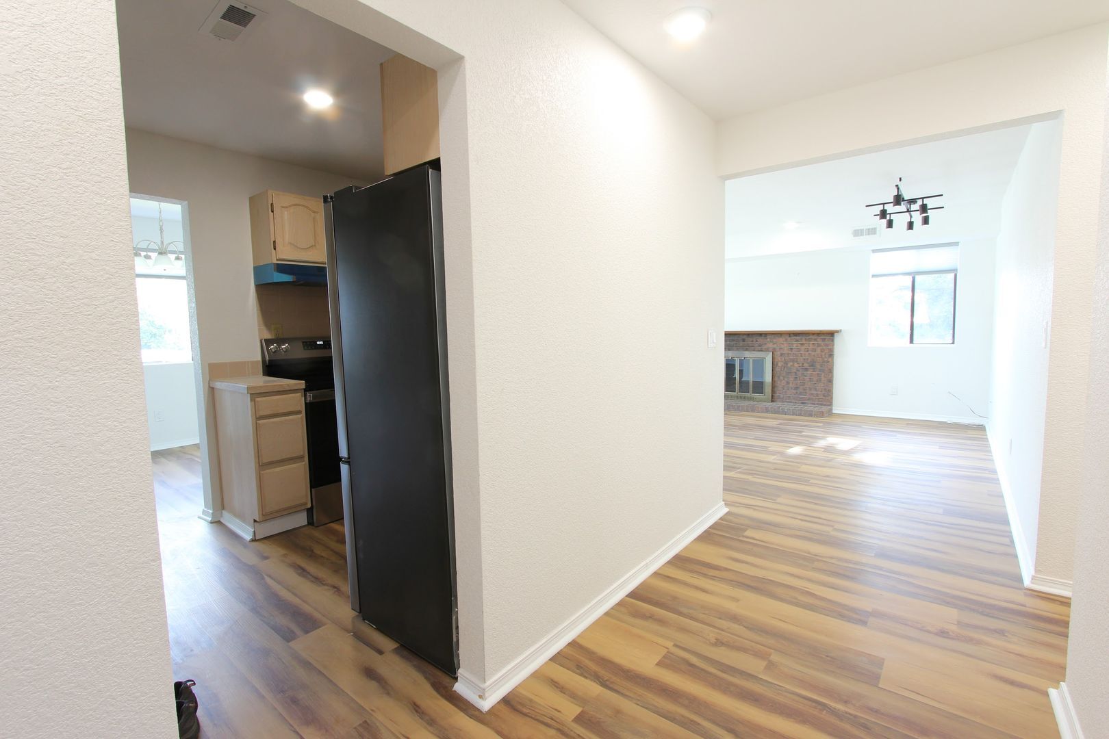 Building Photo - 600 Manhattan Dr