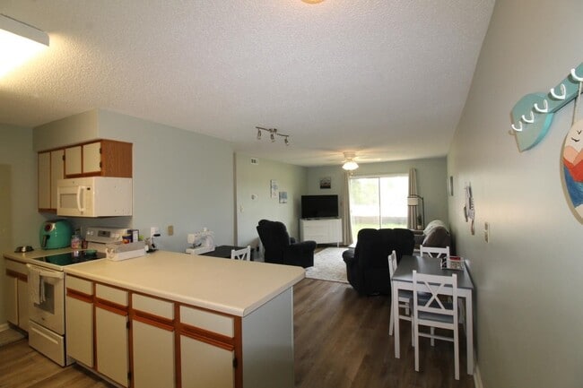Building Photo - 922 Fairwood Lakes Dr