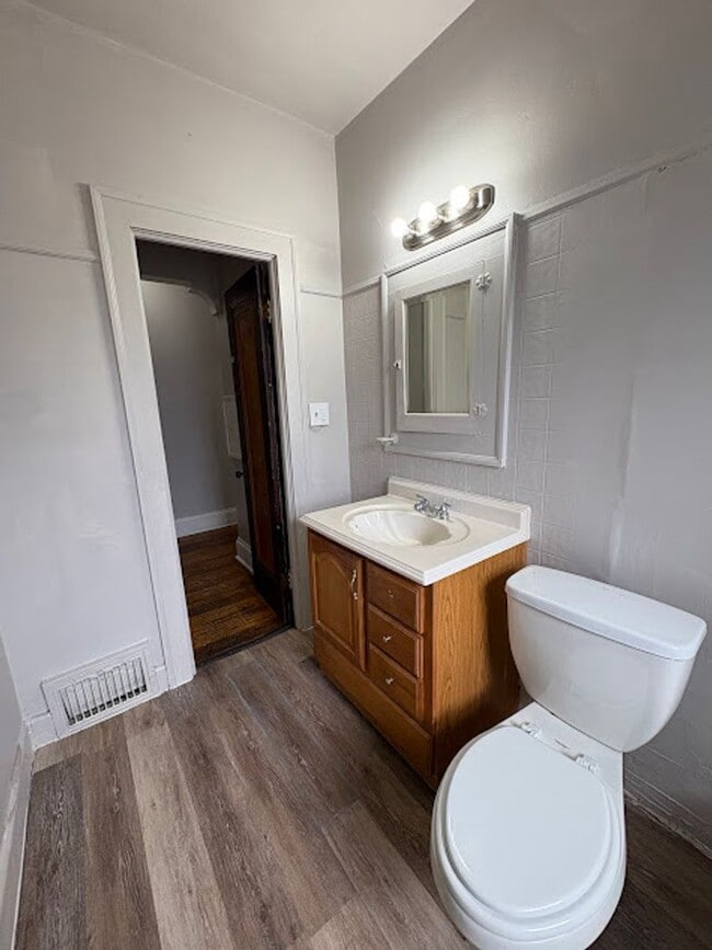 Building Photo - 3 Bedroom, 1 Bathroom Apartment Rent Ready!