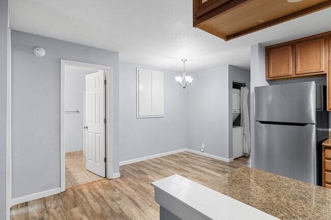 Building Photo - $200 Off First Months Rent! Cozy 3-Bedroom...