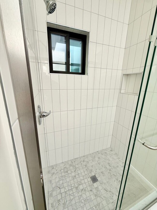 Building Photo - 5840