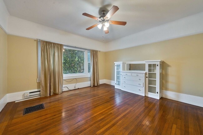 Building Photo - Charming Midtown 1-Bedroom Apartment with ...