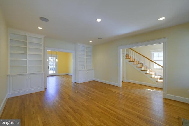 Building Photo - 5717 Chevy Chase Pkwy NW