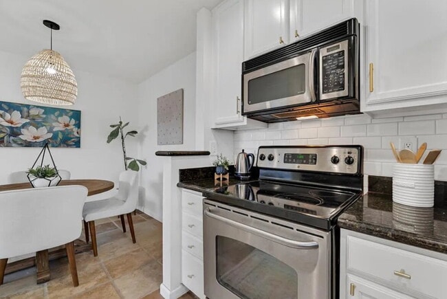 Building Photo - Charming 1 bedroom condo centrally located...