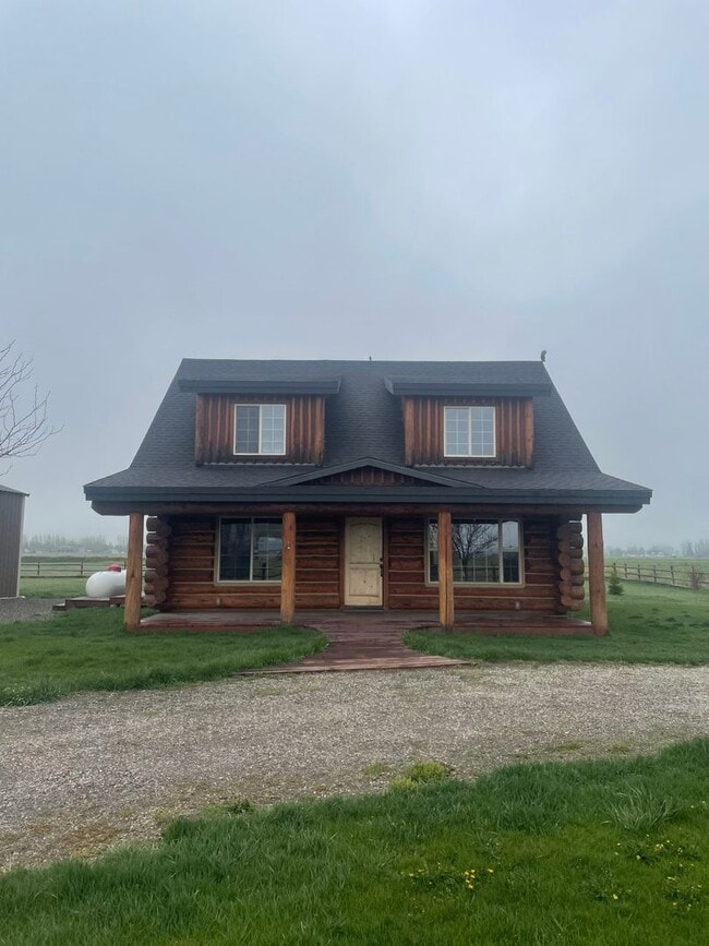 Building Photo - Charming Log Home For Rent with Large Shop & Spacious Yard