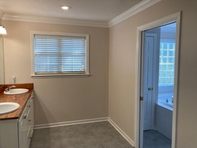 Building Photo - 3 bedroom, 3 bath house