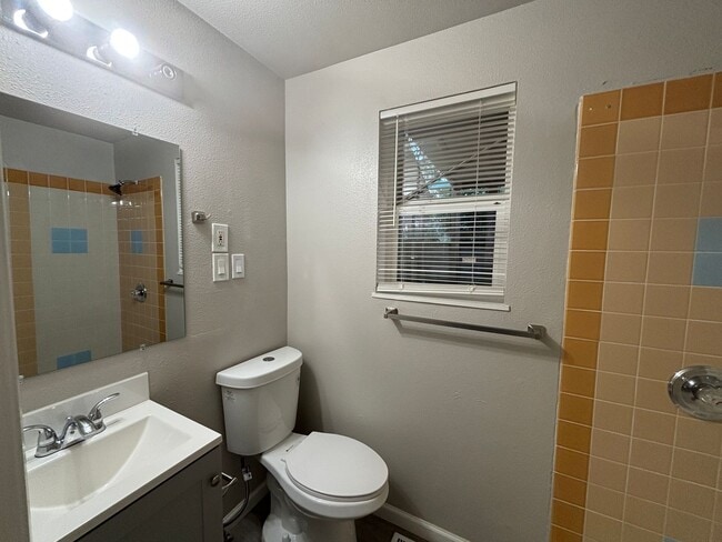 Building Photo - 3 Bedroom 3 Bath House *Move in special $1,000 off first months rent*