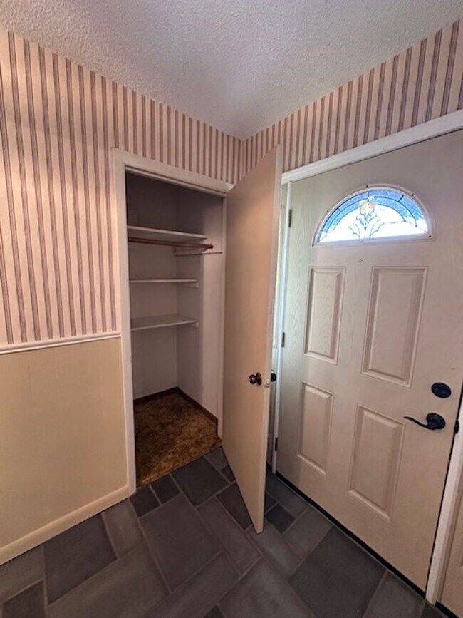 Building Photo - Maryville 37803 - 5 bedroom, 3 bath home - Contact Karen Robertson (865) 454-7626