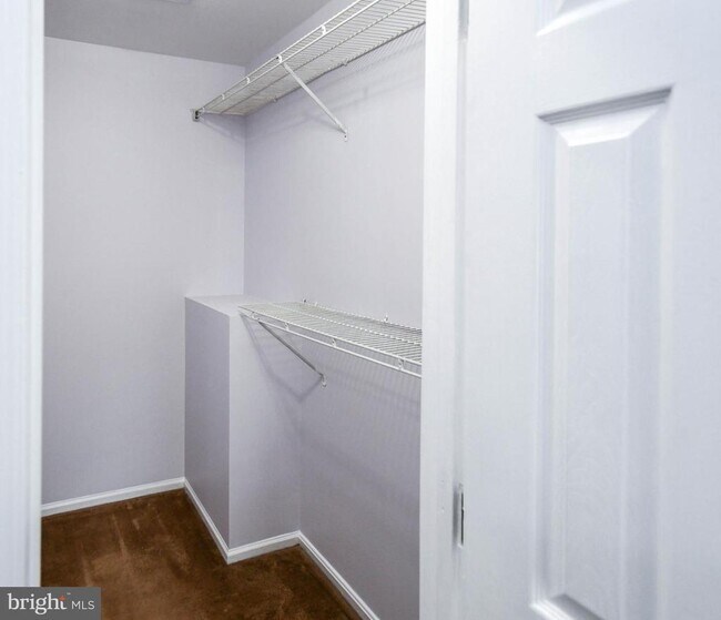 Building Photo - 915 Westlake Dr