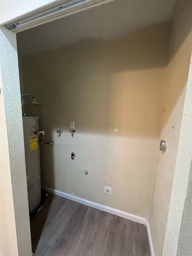 Building Photo - 5 Bedroom Home in Cul-de-sac AVAILABLE NOW!