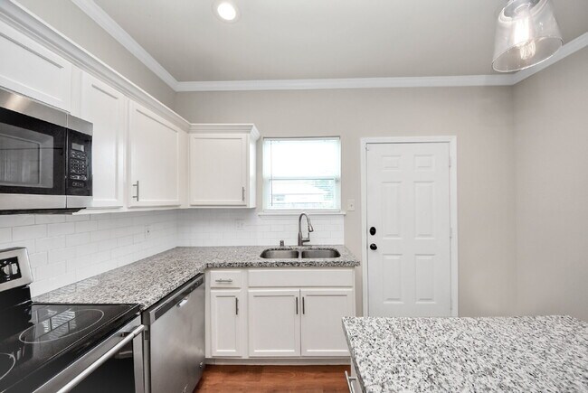 Building Photo - Renovated Houston Gem Near Downtown & the Medical Center