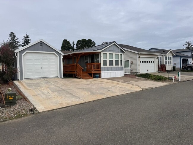 Building Photo - BRING YOUR ATV - JUST MINUTES FROM THE DUNES!
