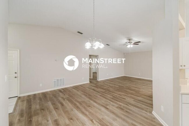 Building Photo - 3 Bedroom Pet-Friendly Home in Jacksonville, FL with Main Street Renewal