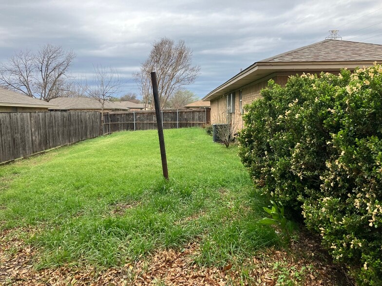 Side Yard - 6403 Espana Dr