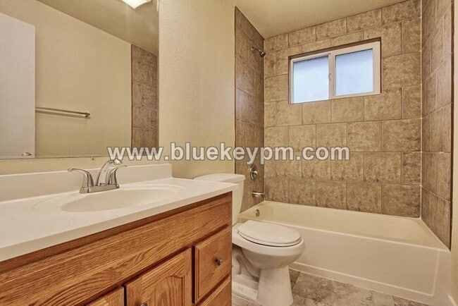 Building Photo - 2 Bed, 1 Bath Duplex in Lincoln Neighborhood