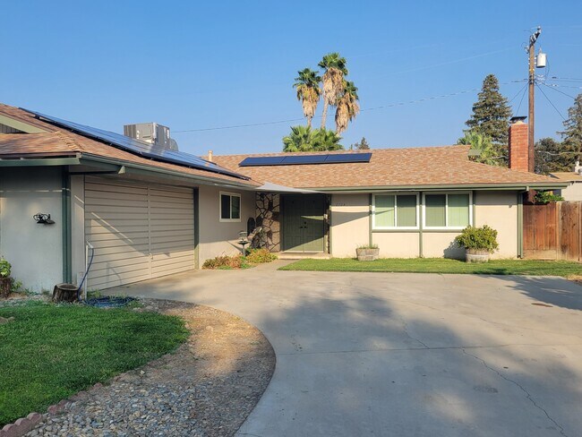 Building Photo - 2704 S Fairway Ct