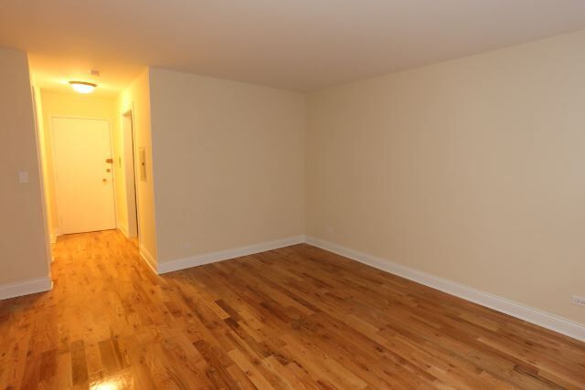 Building Photo - 558 W Arlington