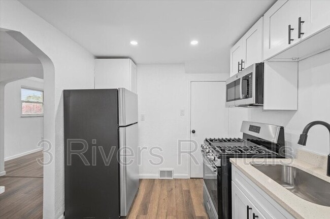 Building Photo - 1419 Dagmar Ave