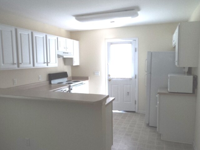 Building Photo - Students welcome! 3 BR House with rocking chair front Porch. Close to UNCW