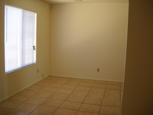 Building Photo - Cute unit in four plex
