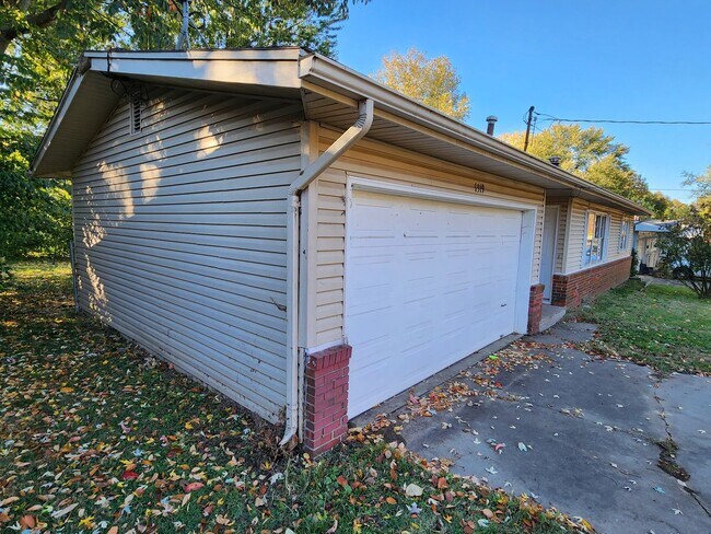 Building Photo - Spacious 3-Bedroom, 1-Bathroom Home AVAILABLE NOW!!