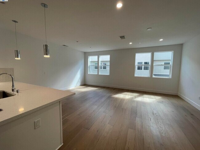 Building Photo - 5708 Melon Ct