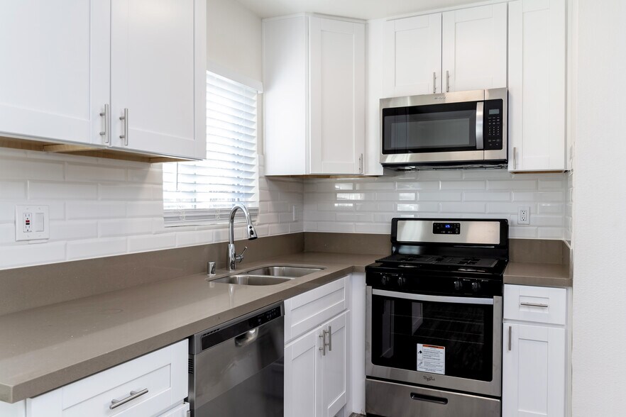 Building Photo - Aurora Vista Apartments