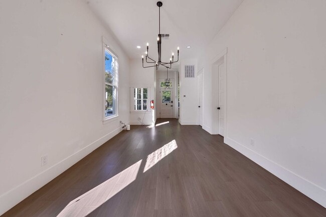 Building Photo - Fully Updated 2BR/2BA Victorian with Priva...