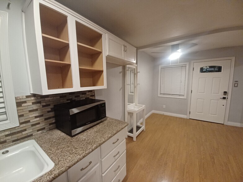 Building Photo - 213 E Park St